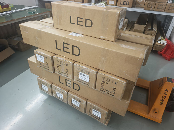 Industrial lighting high brightness LED tubes 20W shipped to Southeast Asia(pic2)